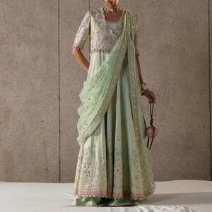 Chic Embroidered Maxi Dress in Soft Green